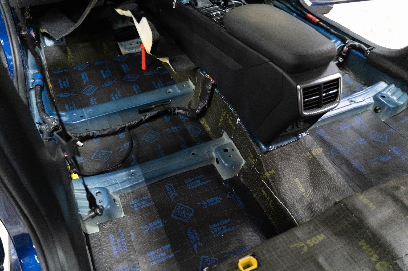 Комбинация 2-х материалов при шумоизоляции багажника Kia K5. Желтый — SGM Silton, синий — SGM Barrier Ultra Prime